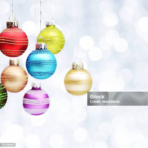 Pendurar Coloridas Bolas De Natal Sobre Fundo Prata Iluminado - Fotografias de stock e mais imagens de Azul