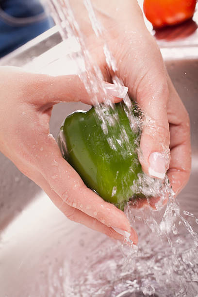 waschen frischem gemüse - handful motion blurred motion wet stock-fotos und bilder
