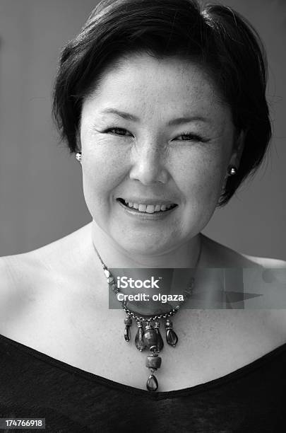 Ziemlich Lächelnde Frau Stockfoto und mehr Bilder von Asiatischer und Indischer Abstammung - Asiatischer und Indischer Abstammung, Attraktive Frau, Bildkomposition und Technik