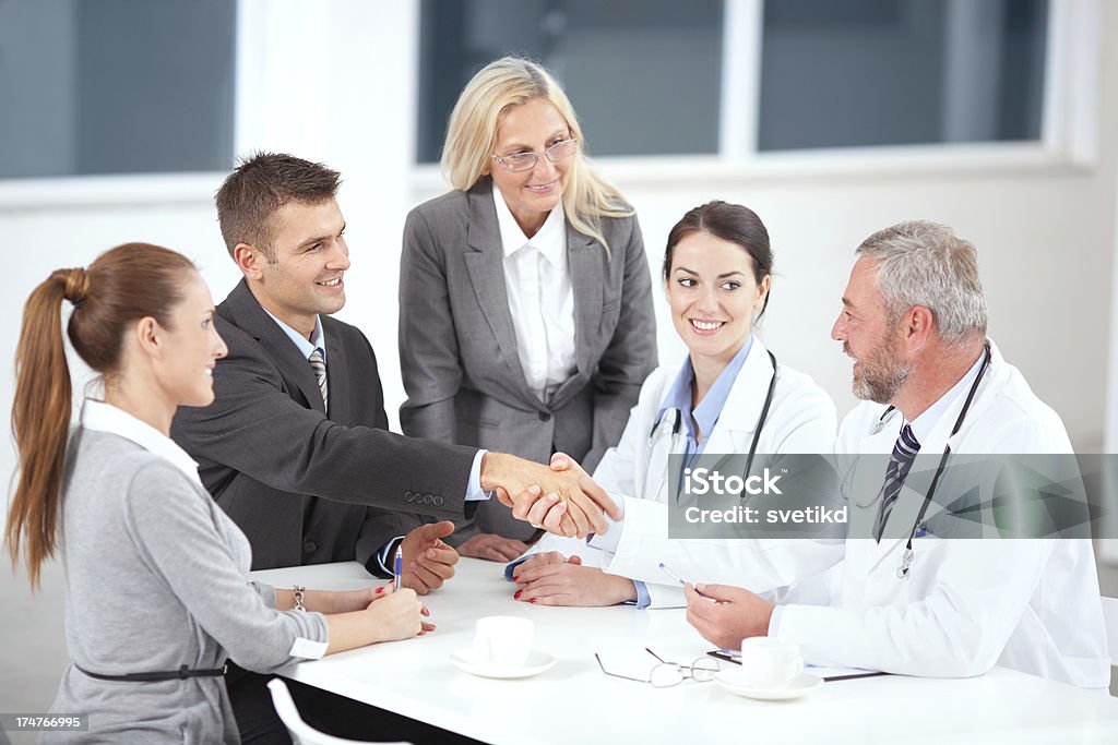 Lekarzy na spotkanie biznesowe. - Zbiór zdjęć royalty-free (25-29 lat)