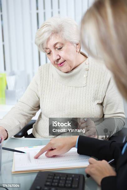 Foto de Sênior Mulher Cliente E Financeiro Profissional De Negócios Vt e mais fotos de stock de 40-49 anos