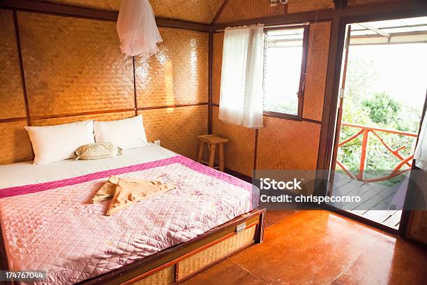 Barato Alojamiento En Tailandiabungalow Foto de stock y más banco de imágenes de Abandonado - Abandonado, Acogedor, Anticuado