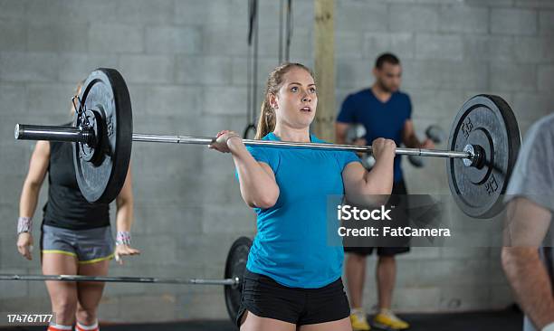 Girl Crossfit Atleta Foto de stock y más banco de imágenes de 20 a 29 años - 20 a 29 años, Adulto, Adulto joven