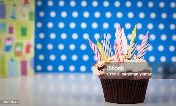 Gustosi Cupcake - Fotografie stock e altre immagini di Alimentazione non salutare - Alimentazione non salutare, Candela - Attrezzatura per illuminazione, Cibi e bevande