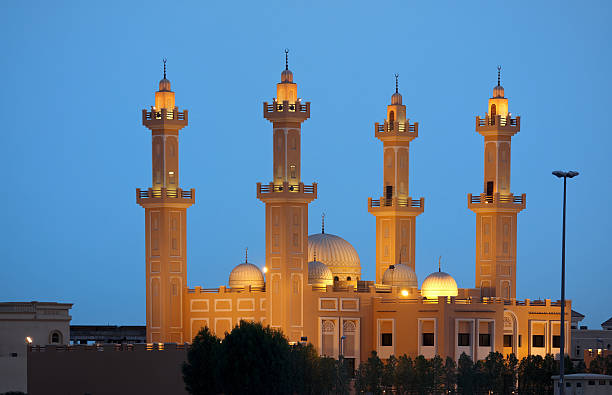 bela mesquita em céu azul - jumeirah mosque - fotografias e filmes do acervo