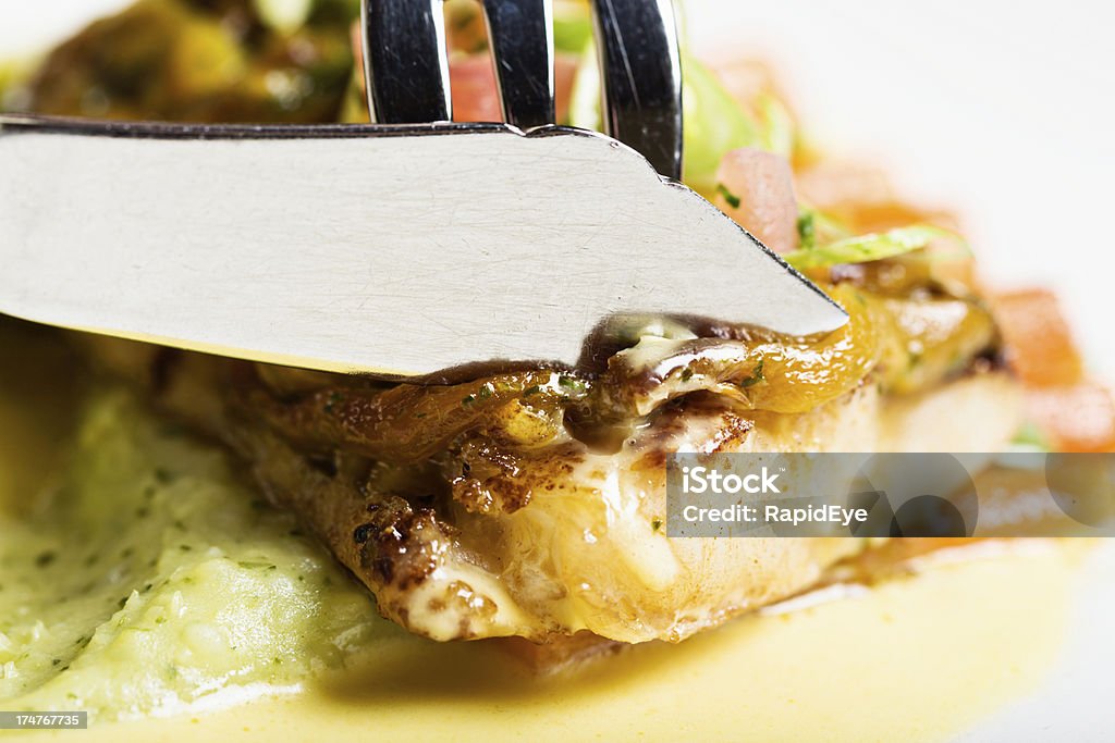 De uma fatia do delicioso prato de peixe grelhado com - Foto de stock de Alimentação Saudável royalty-free