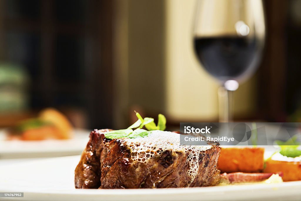 Alles, was ein Mann ist: Gegrilltes steak und Rotwein - Lizenzfrei Wein Stock-Foto