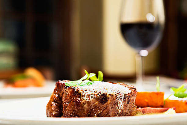 alles, was ein mann ist: gegrilltes steak und rotwein - steak filet mignon gourmet fillet stock-fotos und bilder