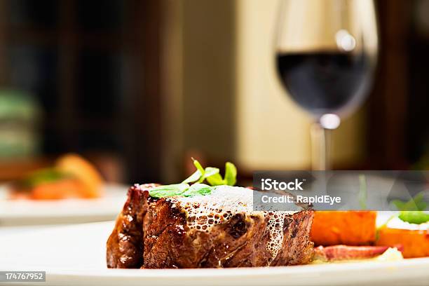 Alles Was Ein Mann Ist Gegrilltes Steak Und Rotwein Stockfoto und mehr Bilder von Wein