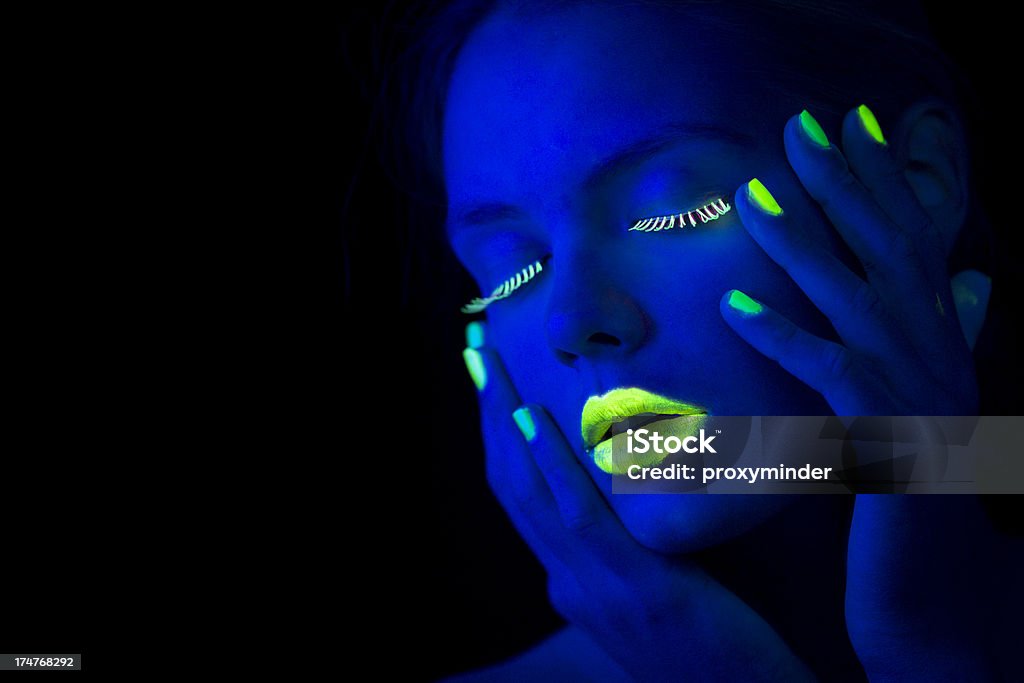 Portrait de femme dans la lumière néon avec les ongles vert citron - Photo de Ongle libre de droits