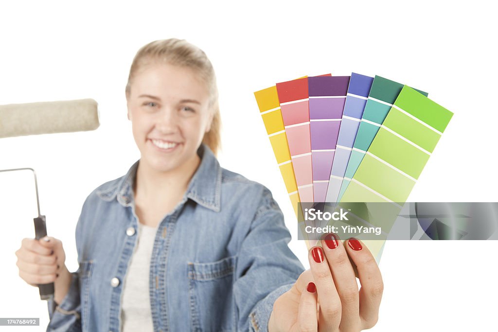 Mujer Asamblea pintando con colores muestra una amplia gama de colores sobre fondo blanco - Foto de stock de Adulto libre de derechos