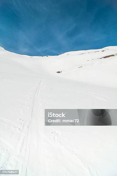 Paisagem De Montanha No Dia De Sol - Fotografias de stock e mais imagens de A nevar - A nevar, Ajardinado, Alpes Europeus