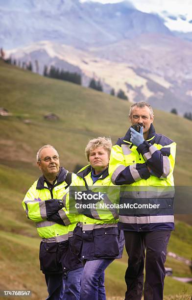 Montanha Suíça Equipa De Resgate - Fotografias de stock e mais imagens de Paramédico - Paramédico, Amarelo, Casaco Curto com Mangas