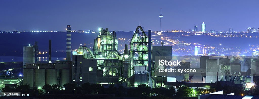 Ночной вид из промышленной зона - Стоковые фото Фабрика роялти-фри