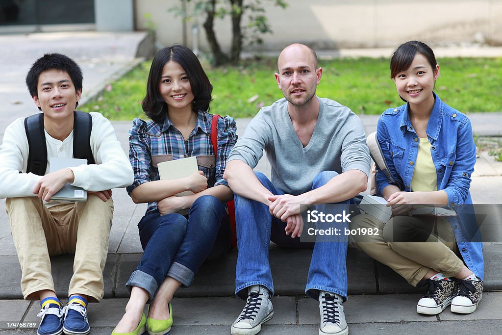 Grupo de Universidade de estudantes Olhando para a câmara sorriso - Royalty-free Adulto Foto de stock