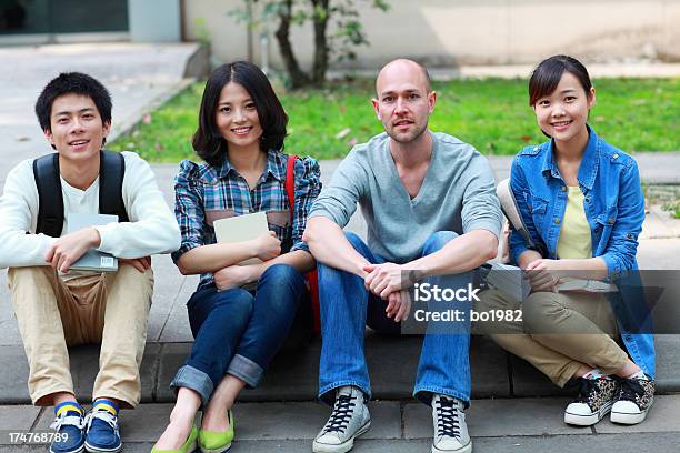 Grupo De Universidade De Estudantes Olhando Para A Câmara Sorriso - Fotografias de stock e mais imagens de Adulto