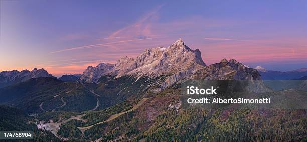 Monte Civetta Al Crepuscolo - Fotografie stock e altre immagini di Dolomiti - Dolomiti, Luce sulle montagne, Alba - Crepuscolo