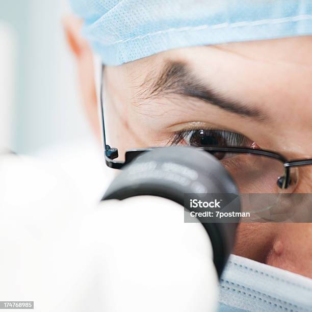 Lavorando In Laboratorio - Fotografie stock e altre immagini di Adulto - Adulto, Adulto di mezza età, Ambientazione interna