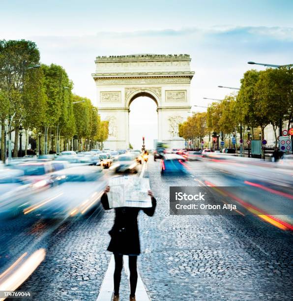 여행 루킹 At 맵 파리 도시에 대한 스톡 사진 및 기타 이미지 - 도시, 여자, 운전하기