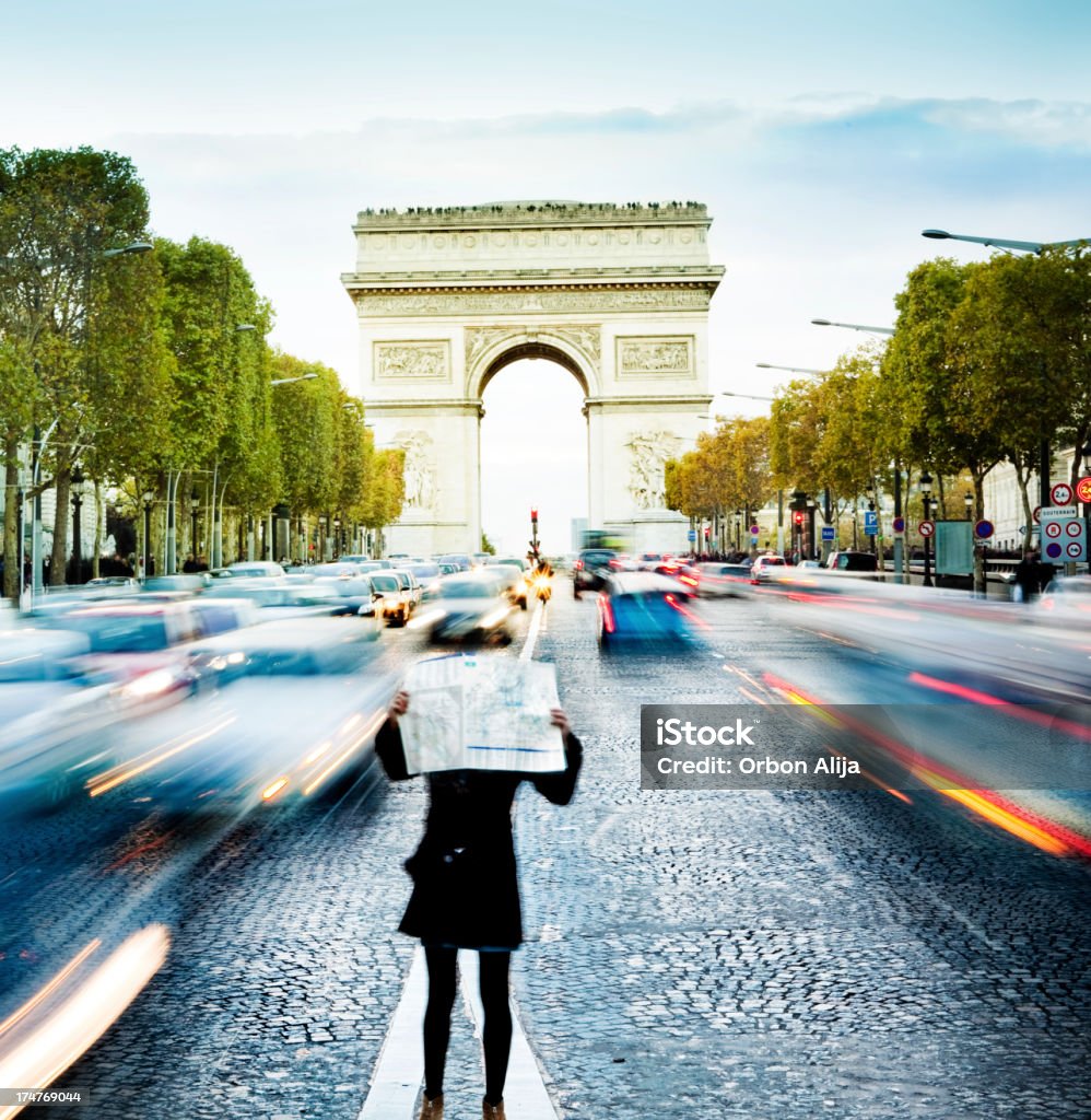 Туристы, глядя на карту моды в Париже - Стоковые фото Большой город роялти-фри