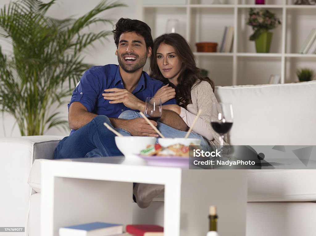 Casal assistindo TV - Foto de stock de Adulto royalty-free