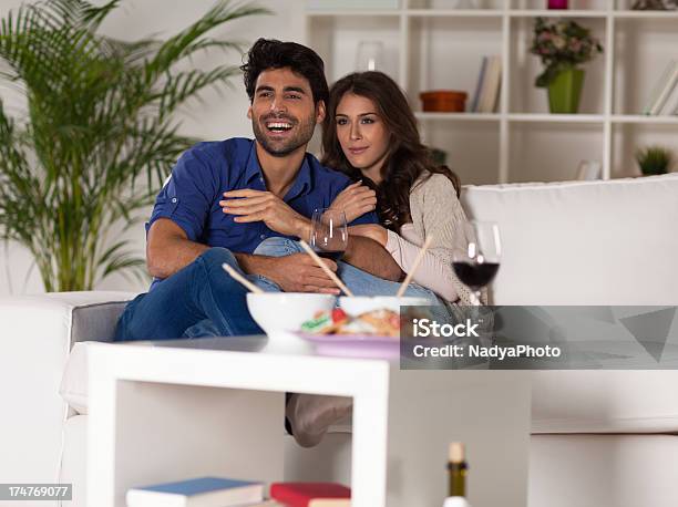 Foto de Casal Assistindo Tv e mais fotos de stock de Adulto - Adulto, Alegria, Amor