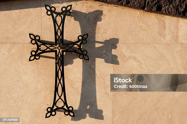 Religijne Krzyż Z Odlewania Shadow - zdjęcia stockowe i więcej obrazów Akcesoria religijne - Akcesoria religijne, Bez ludzi, Fotografika