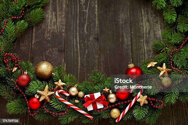 Guirnalda De Navidad En Madera Rústica Con Espacio De Copia Foto de stock y más banco de imágenes de Adorno de navidad