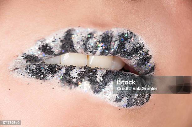 Frau In Zebra Gestreifte Lippenstift Auf Die Lippe Beißen Stockfoto und mehr Bilder von 25-29 Jahre