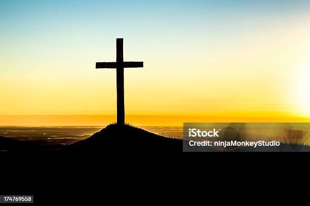 Foto de Cruz Cristã Em Uma Colina Ao Nascer Do Sol e mais fotos de stock de Beleza natural - Natureza - Beleza natural - Natureza, Colina, Contraluz