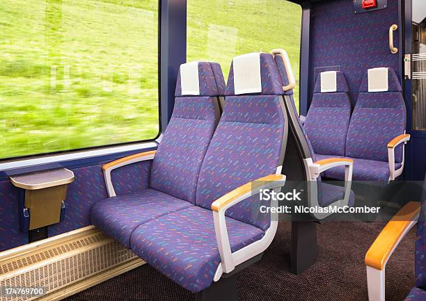 Asientos De Lujo En Movimiento El Tren Foto de stock y más banco de imágenes de Asiento - Asiento, Asiento de vehículo, Azul