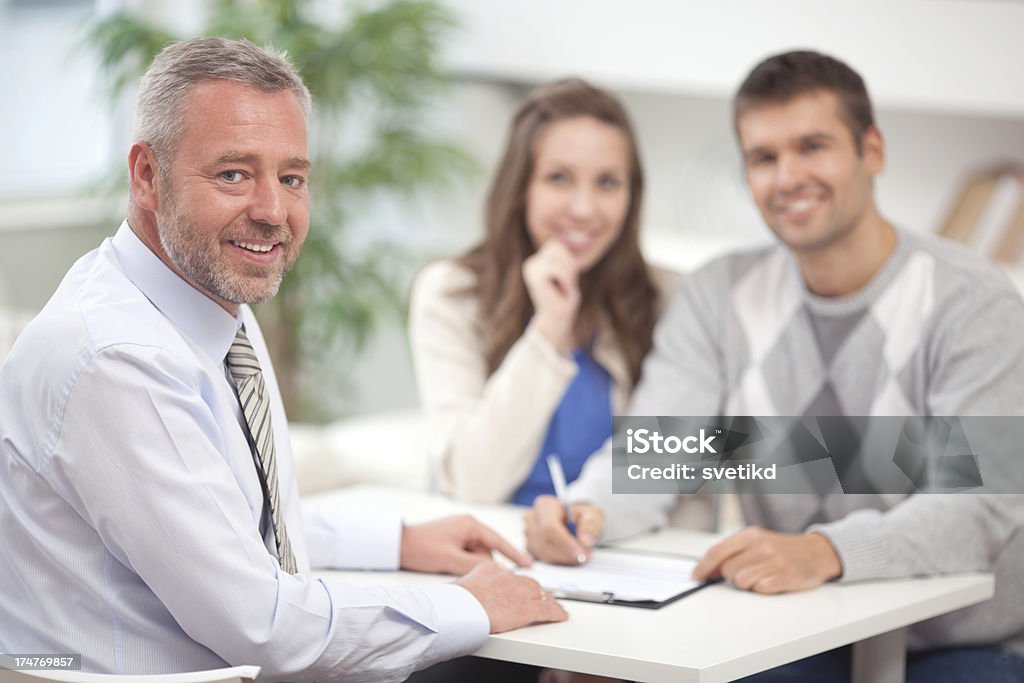 Couple avec un conseiller. - Photo de Banque libre de droits