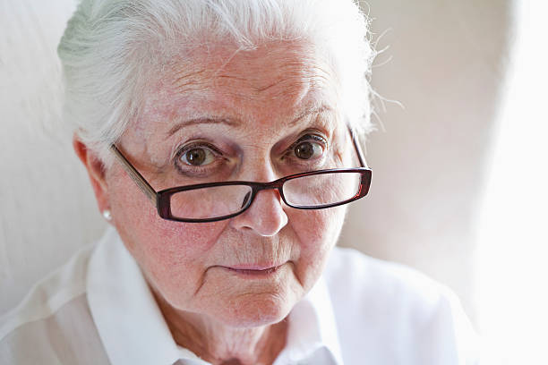 anziani donna con occhiali da vista - sc0570 foto e immagini stock