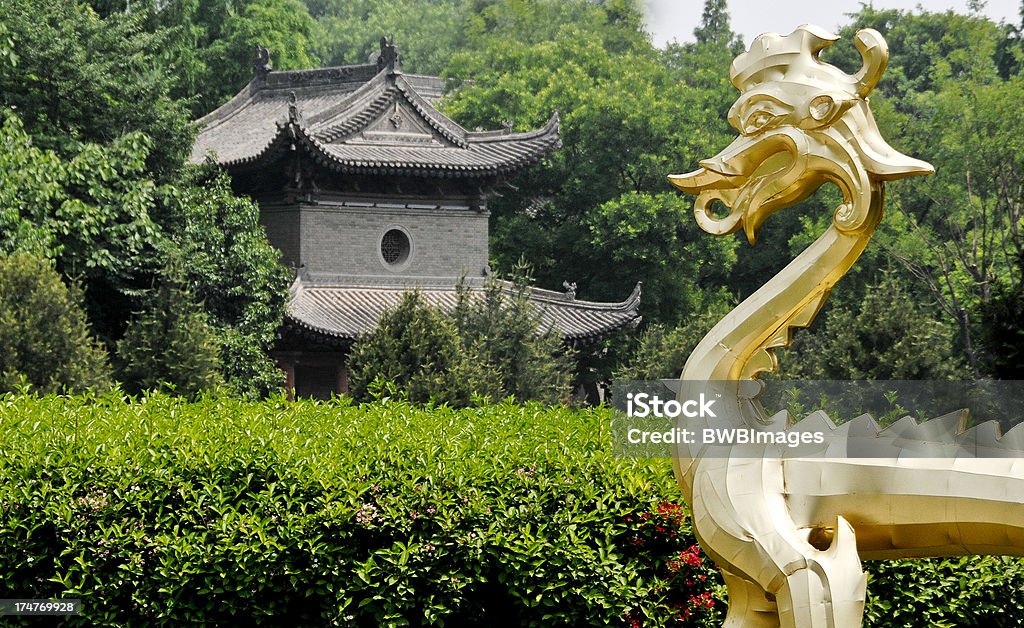 Золотой Дракон и Китайский храм - Стоковые фото Без людей роялти-фри