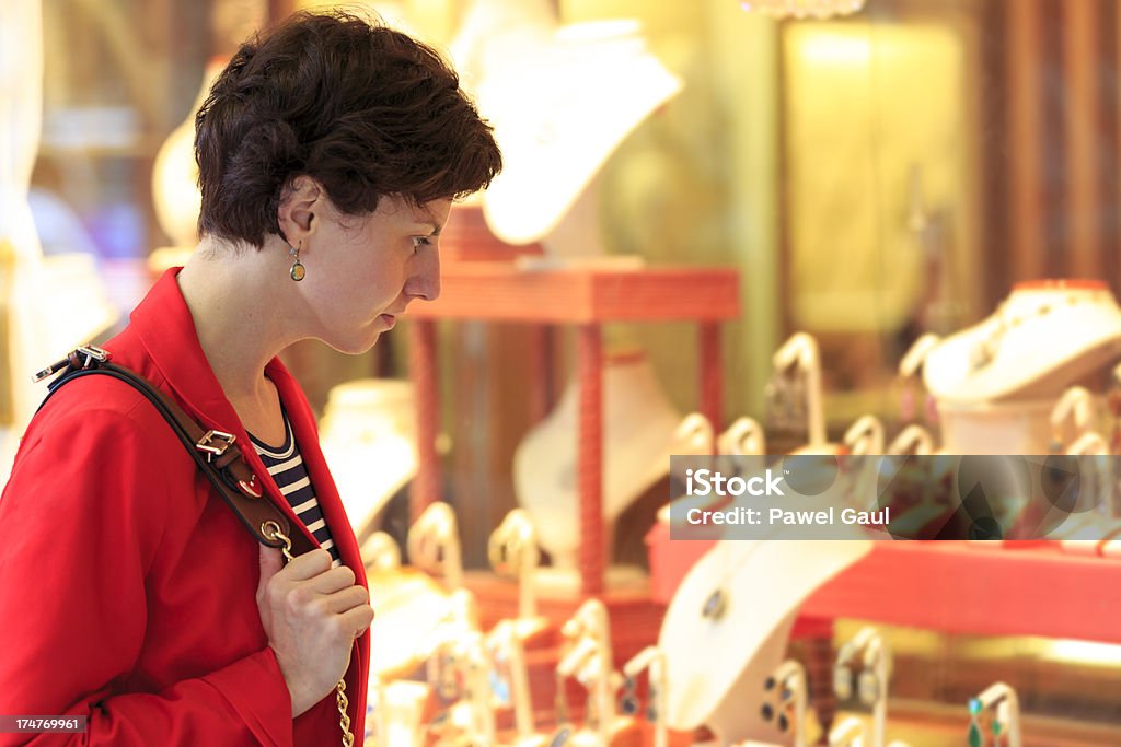 Jeune femme lèche-vitrine pour bijoux - Photo de 30-34 ans libre de droits