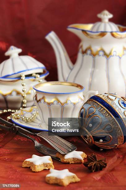 Biedermeier Com Ornamentos De Natal De Porcelana - Fotografias de stock e mais imagens de Bule de Café - Bule de Café, Chávena, Natal