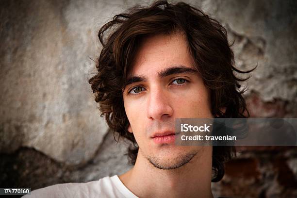 Giovane Uomo Guarda Alla Macchina Fotografica - Fotografie stock e altre immagini di Adolescente - Adolescente, Persona di sesso maschile, Rivolto verso l'obiettivo