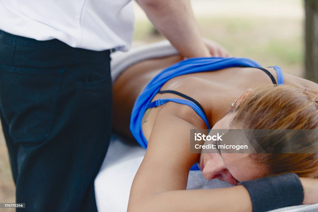 massage du dos - Photo de Adulte libre de droits