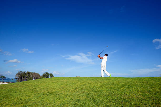 male golfeur jouant au golf - freedom tire swing tire swing photos et images de collection
