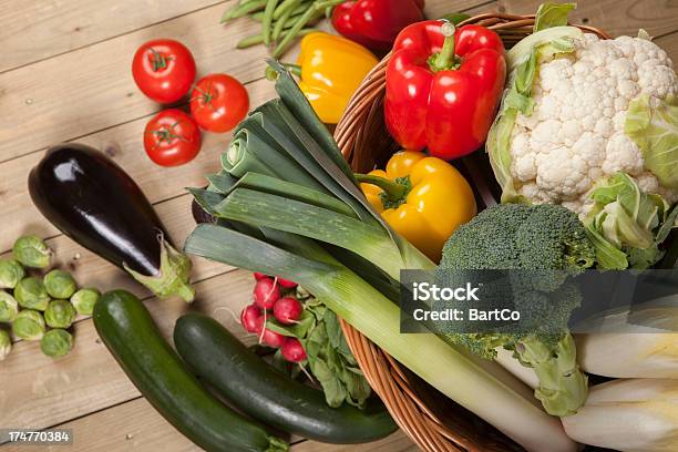 Foto de Cesta Com Legumes Frescos e mais fotos de stock de Alho porró - Alho porró, Alimentação Saudável, Amarelo