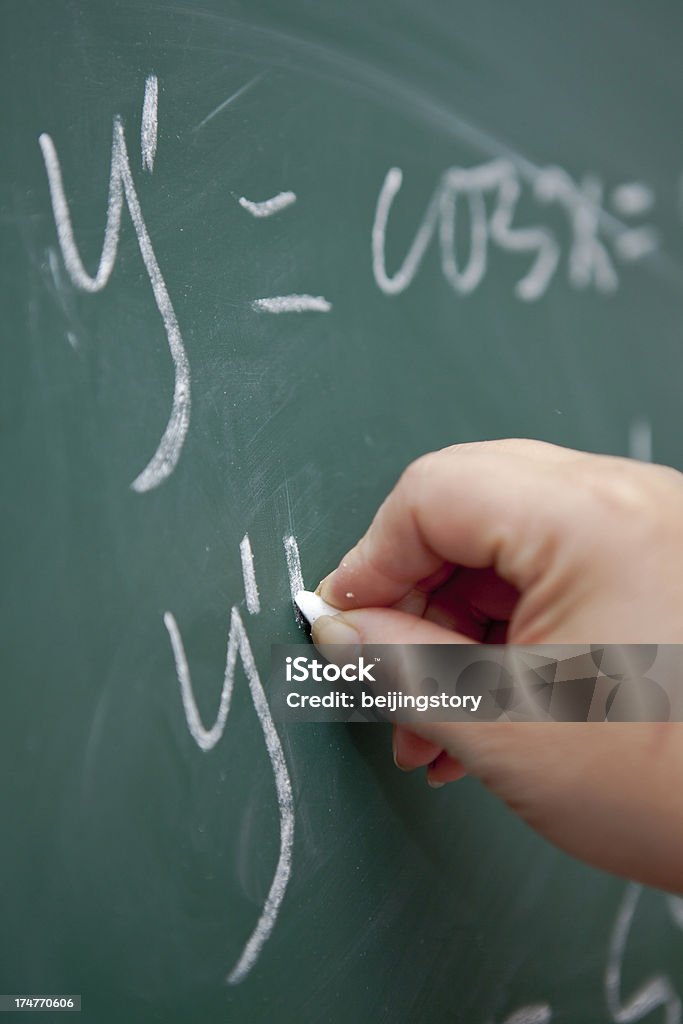 Atribuição de matemática num chalkboard - Royalty-free Aluno da Escola Secundária Foto de stock