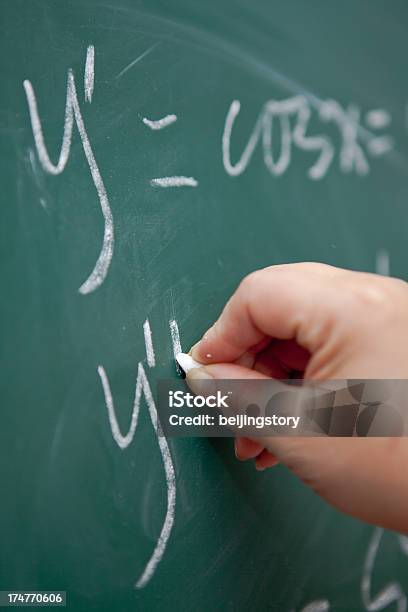 Atribuição De Matemática Num Chalkboard - Fotografias de stock e mais imagens de Aluno da Escola Secundária - Aluno da Escola Secundária, Aprender, Autoridade