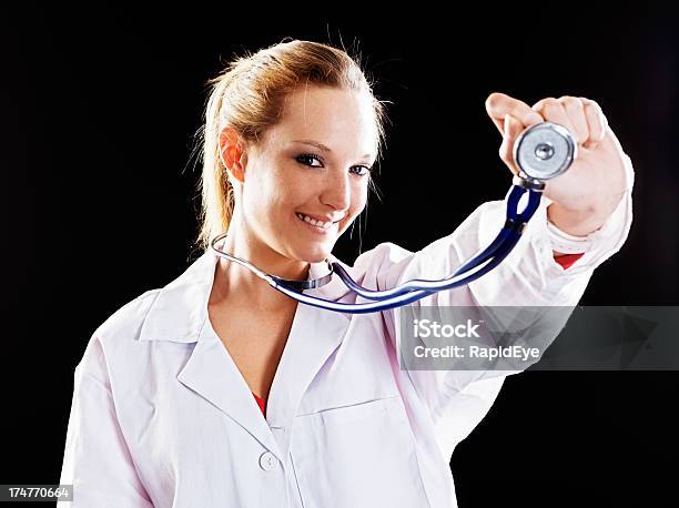 Mujer Profesional Médico Jokingly Cuenta Con Estetoscopio A La Cámara Foto de stock y más banco de imágenes de Adulto