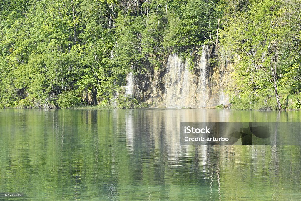 cascades com fluxo de água em verde, o lago de Plitvice Croácia - Foto de stock de Azul royalty-free