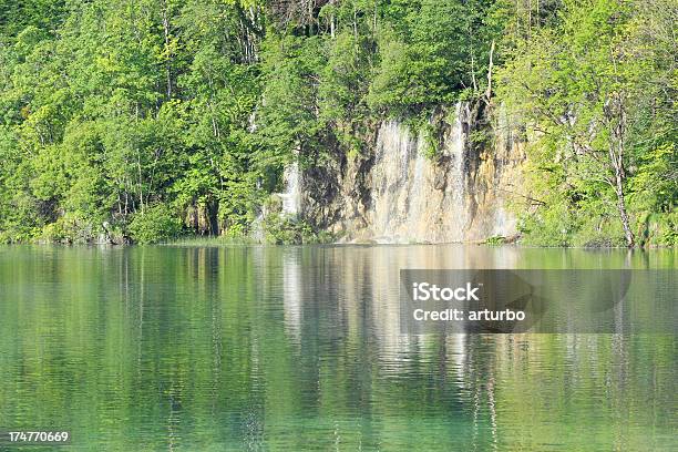 Foto de Cascades Com Fluxo De Água Em Verde O Lago De Plitvice Croácia e mais fotos de stock de Azul