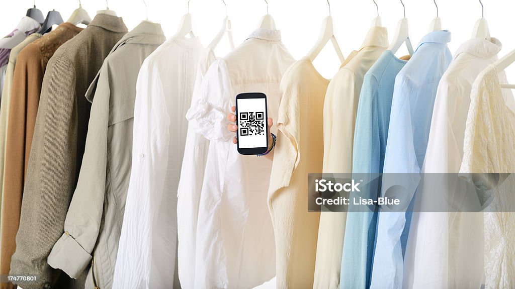 Mano con Smart Phone con codice QR all'interno del centro commerciale - Foto stock royalty-free di Abbigliamento