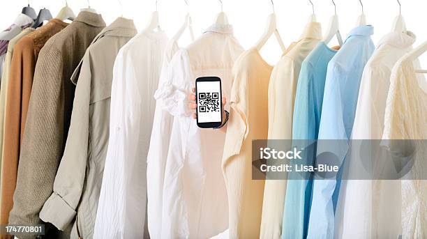Mano Con Smart Phone Con Codice Qr Allinterno Del Centro Commerciale - Fotografie stock e altre immagini di Abbigliamento