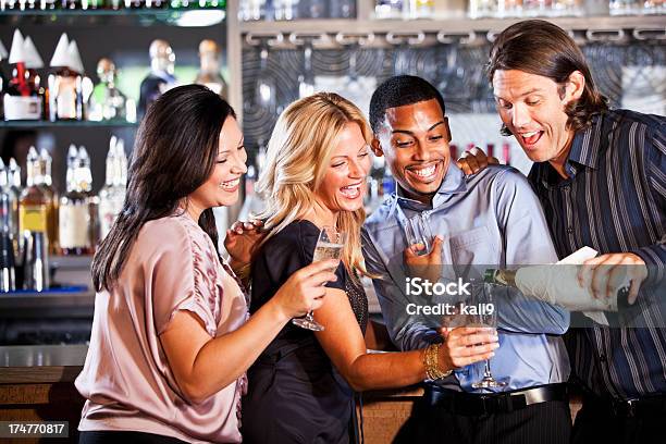 Zwei Paar Gießen Champagner In Der Bar Stockfoto und mehr Bilder von Schaumwein - Schaumwein, Zwei Paare, Afrikanischer Abstammung