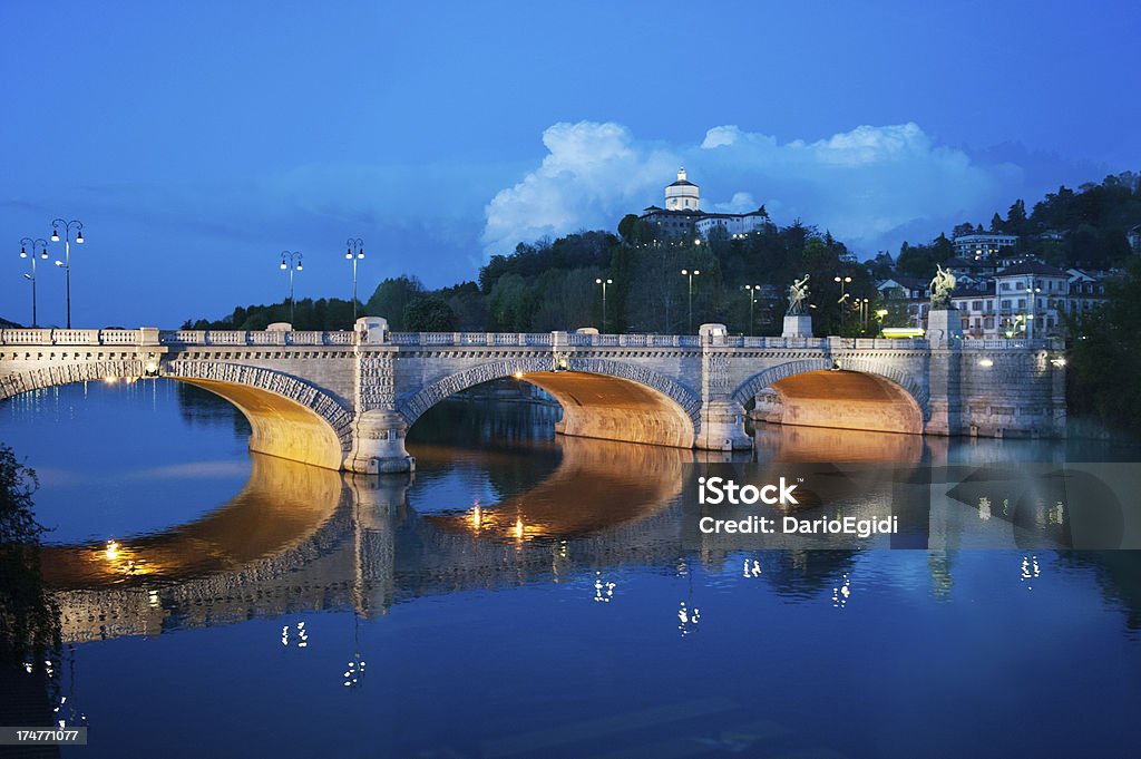 Vista serale della italiano ponte sul Fiume Po - Foto stock royalty-free di Torino