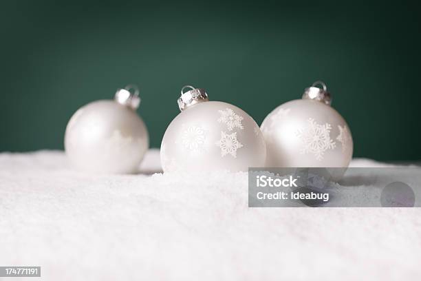 Foto de Decorações De Natal Na Neve Com Fundo Verde e mais fotos de stock de Bola de Árvore de Natal - Bola de Árvore de Natal, Branco, Cena de tranquilidade